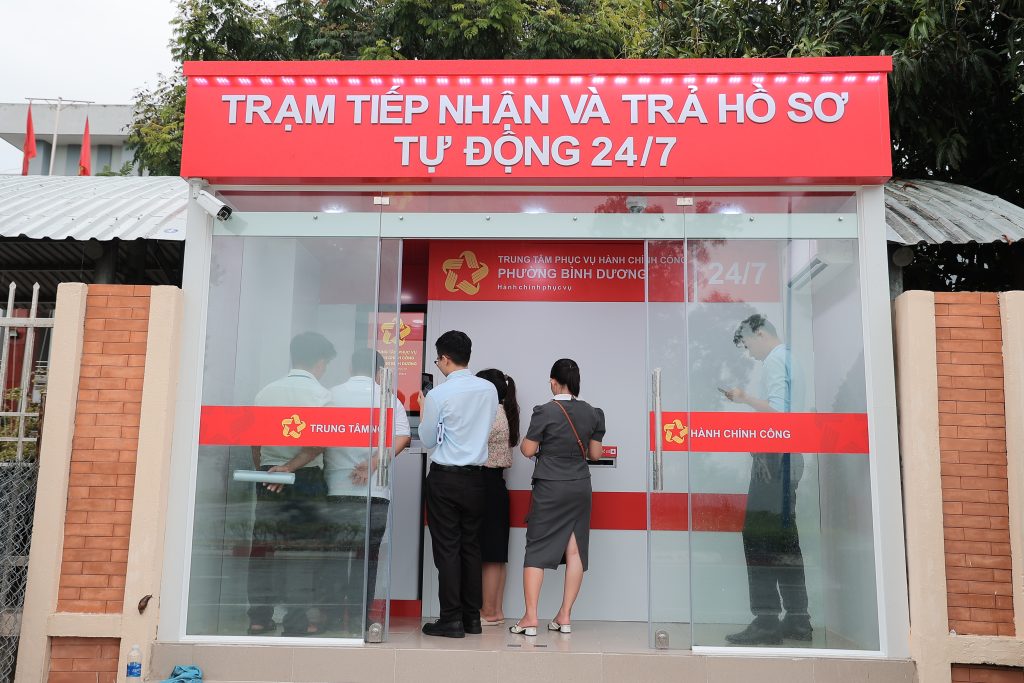 Kiosk thủ tục tự động vận hành song song với mô hình Trạm tiếp nhận và trả hồ sơ tự động 24/7.