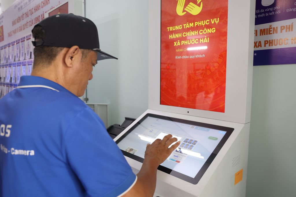 Người dân thao tác dễ dàng trên hệ thống EZYSERVE AIB về hành chính công tại Phước Hải.
