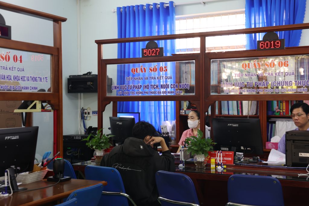 Hệ thống EZYSERVE AIB về hành chính công giúp giảm tải cho cán bộ hành chính tại xã Phước Hải.